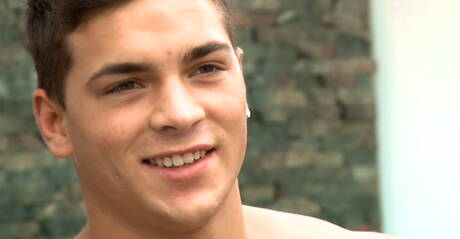 Il toro Kyle Madox stuzzica il suo cazzo sotto la doccia