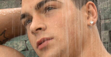 Il toro Kyle Madox stuzzica il suo cazzo sotto la doccia