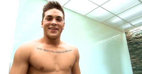 Il toro Kyle Madox stuzzica il suo cazzo sotto la doccia