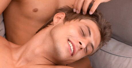 El cachas checo Jack Harrer y el semental húngaro Joel Birkin en una escena de mamada al aire libre