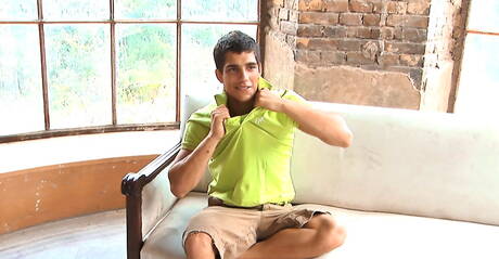 Tsjechische gespierde Ariel Vanean masturbeert