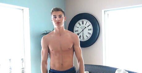 Der muskulöse Tscheche Torsten Ullman spielt mit seinem Schwanz