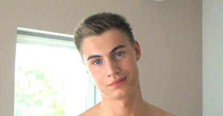 El musculoso checo Torsten Ullman juega con una polla