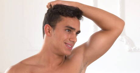 O garanhão latino Miguel Estevez masturba seu pau