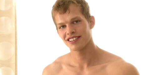 La musculosa checa Orri Aasen se masturba en el baño