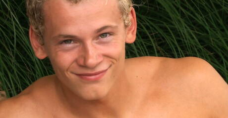 Le Tchèque bien bâti Jérôme Exupéry se branle la bite à l