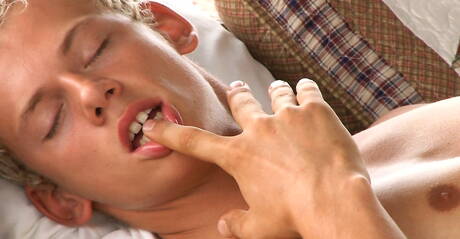 Le Tchèque bien bâti Jérôme Exupéry se branle la bite à l