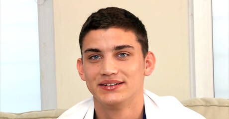 Mięsisty Derek Jenkins bawi się penisem