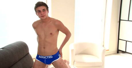 Młody Hugh Bronson bawi się penisem