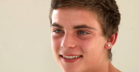 Młody Hugh Bronson bawi się penisem