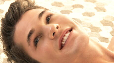 Lo stallone Kyle si masturba il cazzo sotto la doccia calda