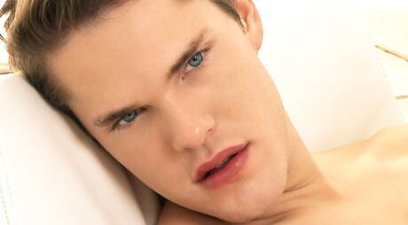 Lo stallone Kyle si masturba il cazzo sotto la doccia calda