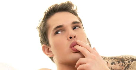 Lo stallone Kyle si masturba il cazzo sotto la doccia calda