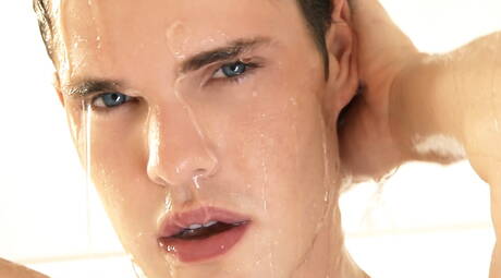 Lo stallone Kyle si masturba il cazzo sotto la doccia calda