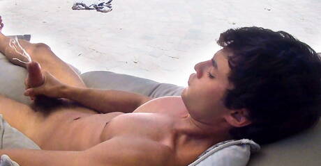 Tsjechische superstud Andre Boleyn trekt zijn pik buiten af