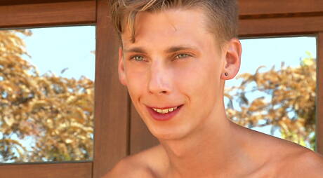 Le beau gosse Nikolai Seyer se déshabille et montre ses fesses à l