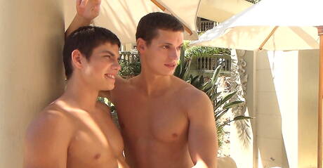 Dwóch czeskich chłopców, dobrze zbudowany Adam Archuleta i ogier Jean-Daniel masturbują się na zewnątrz