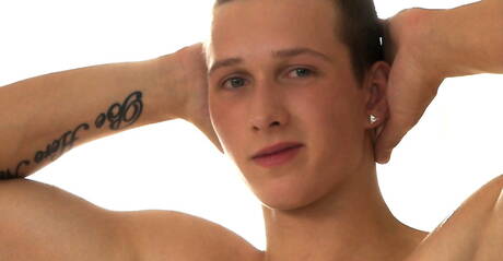 Gorący czeski młodzieniec Raf Koons drażni swojego kutasa