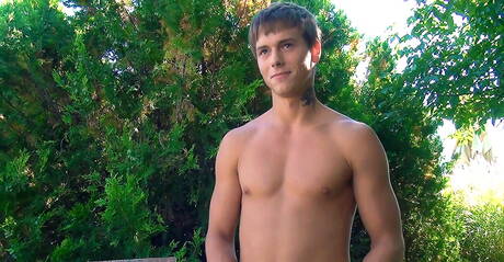 Czech husky guy Kevin Warhol playing with cock in shower