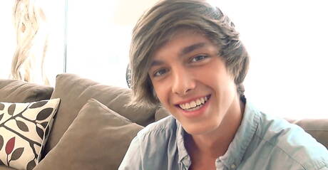 チェコのスーパースター、ヘルムート・ハクスリーがペニスをいじっている