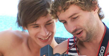 Il ragazzo americano Paul Mekas gioca con il cazzo fuori