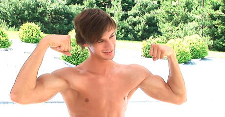 Il ragazzo americano Paul Mekas gioca con il cazzo fuori