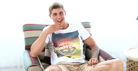 El checo maorí Mortensen, bien formado, se masturba