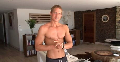 Russian beefy Yuri Alpatow and czech strongman Roald Ekberg like to do a handjob in shower