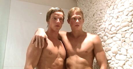 Der muskulöse Russe Yuri Alpatow und der tschechische Kraftprotz Roald Ekberg machen gerne einen Handjob unter der Dusche