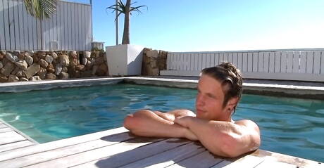 De gespierde Russische Yuri Alpatow en de Tsjechische sterke man Roald Ekberg doen graag handjobs onder de douche