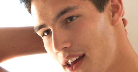 チェコの体格の良いアントニー・ロルカが熱いシャワーを浴びながら美しい体を披露