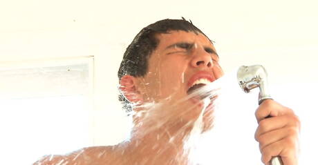 チェコの体格の良いアントニー・ロルカが熱いシャワーを浴びながら美しい体を披露