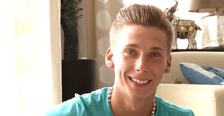 Le minet chaud Nikolai Seyer se branle sa bite