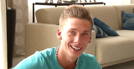 Le minet chaud Nikolai Seyer se branle sa bite