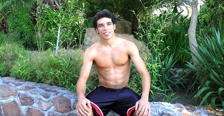 ラテン系のスーパースタッド、オースティン・メリックが屋外でチンコを自慰する