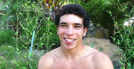 ラテン系のスーパースタッド、オースティン・メリックが屋外でチンコを自慰する