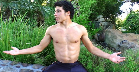 ラテン系のスーパースタッド、オースティン・メリックが屋外でチンコを自慰する