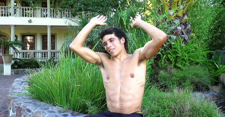 ラテン系のスーパースタッド、オースティン・メリックが屋外でチンコを自慰する