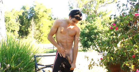 ラテン系のスーパースタッド、オースティン・メリックが屋外でチンコを自慰する