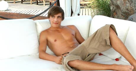 チェコのハスキーな男ヘルムート・ハクスリーが屋外でチンポをシゴく