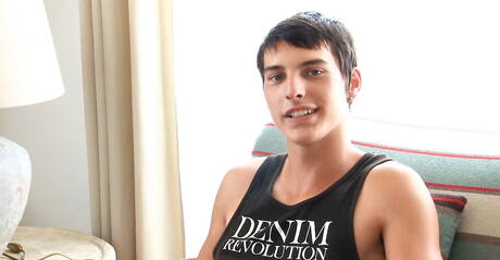 Belami Online: 근육질의 데미안 샤펠이 자신의 딕을 자위하다