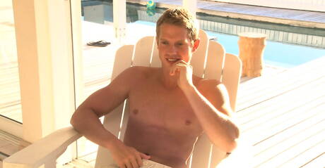 O galã russo Yuri Alpatow se masturbando no chuveiro quente