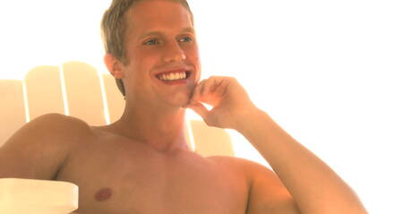 O galã russo Yuri Alpatow se masturbando no chuveiro quente