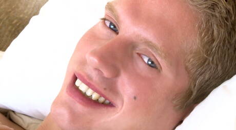 O galã russo Yuri Alpatow se masturbando no chuveiro quente