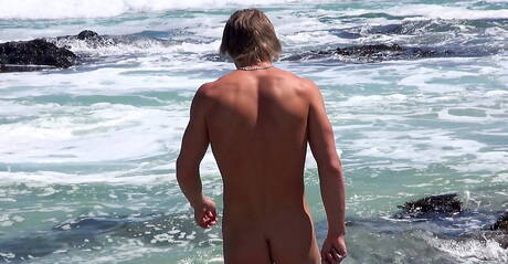 Tsjechische stoere kerel Roald Ekberg plaagt zijn pik op het strand