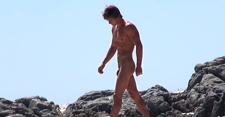 Tsjechische stoere kerel Roald Ekberg plaagt zijn pik op het strand