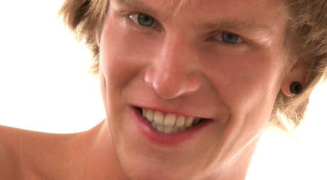 Tsjechische stoere kerel Roald Ekberg plaagt zijn pik op het strand