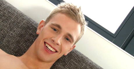 Czech pretty boy Niall Morris jack off his dick in bath