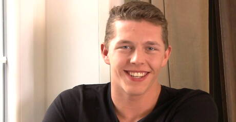 Superhengst Travis Lecomte neckt seinen Schwanz