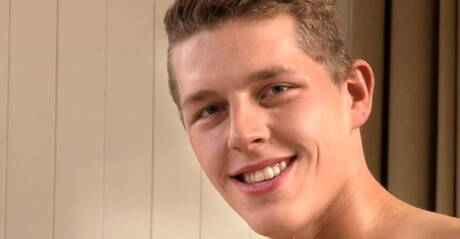 Superhengst Travis Lecomte neckt seinen Schwanz